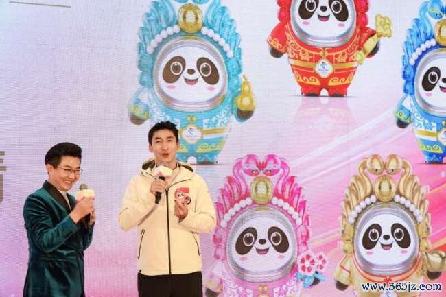 “顶流”角色追想贺新年，“蛇墩墩”来啦！