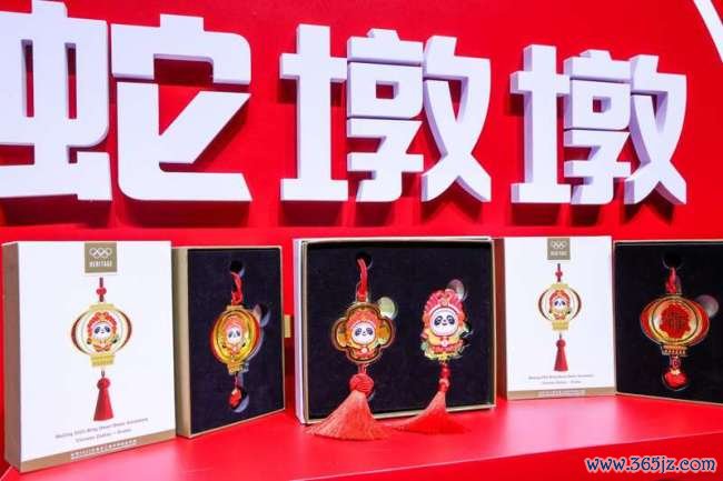 “顶流”角色追想贺新年，“蛇墩墩”来啦！