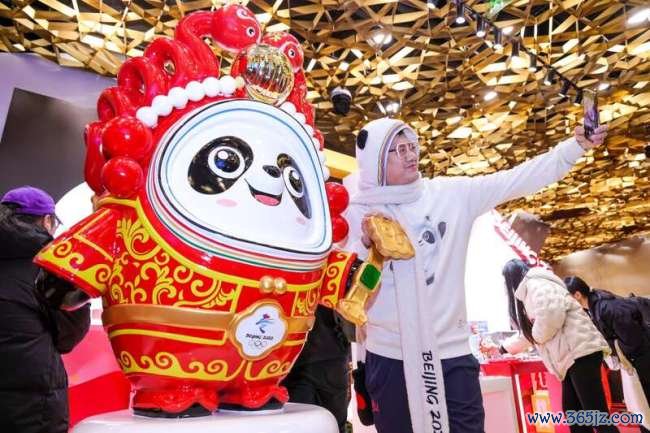 “顶流”角色追想贺新年云开体育，“蛇墩墩”来啦！