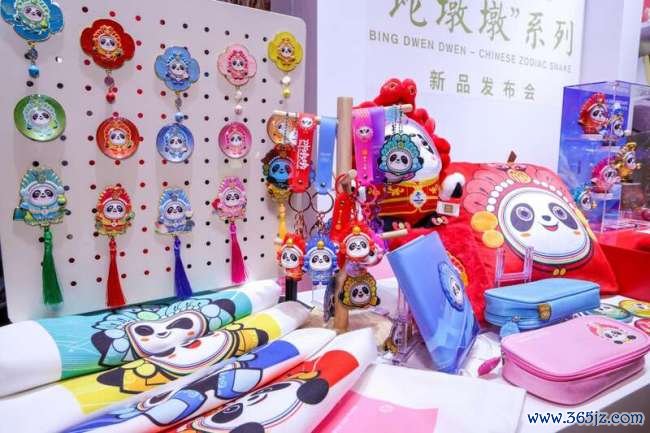 “顶流”角色追想贺新年，“蛇墩墩”来啦！