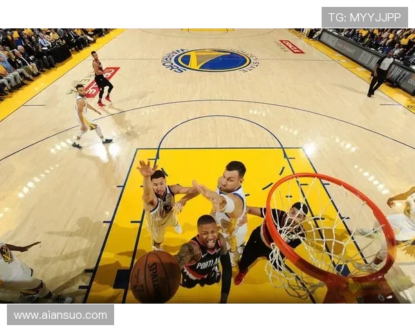 勇士与开拓者激战正酣腾讯直播精彩瞬间回顾与分析